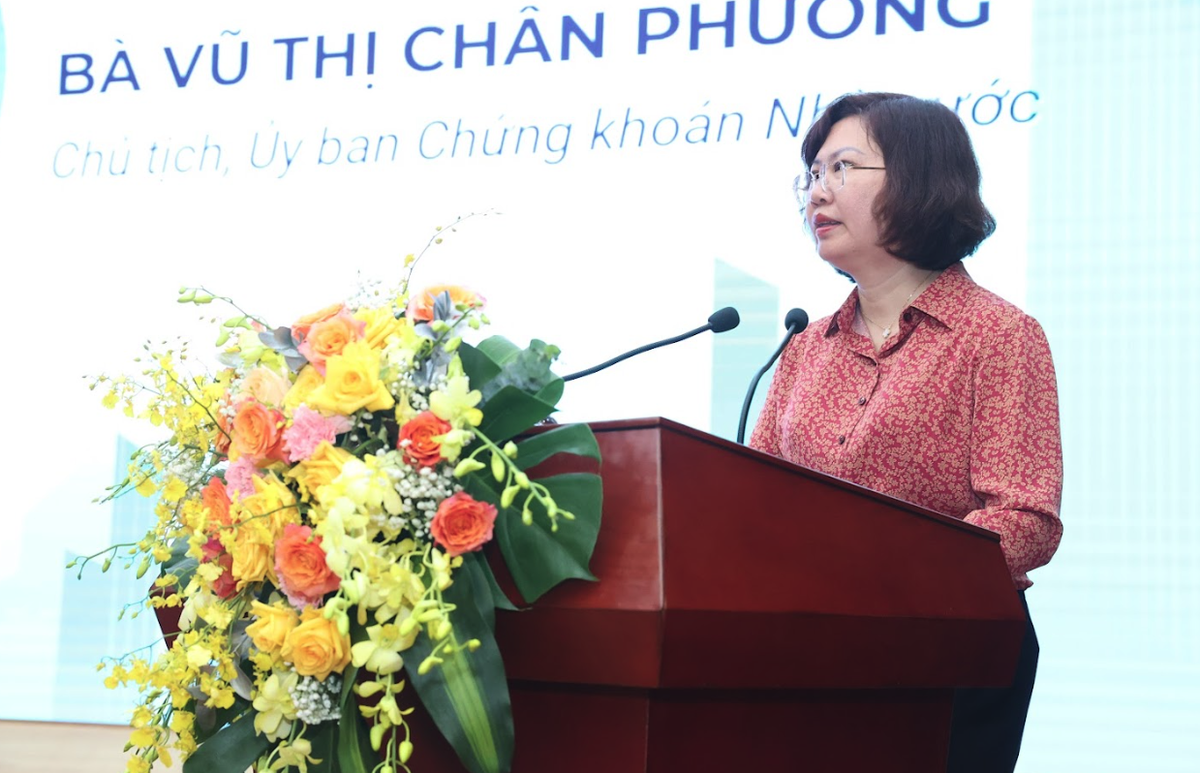 Bà Vũ Thị Chân Phương, Chủ tịch UBCK phát biểu khai mạc Hội thảo