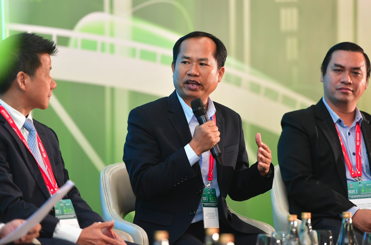 Ông Lê Hữu Sang, Giám đốc Hỗ trợ Vận hành Toàn cầu, ngành Fiber Cement Saint-Gobain chia sẻ tại Hội thảo Ông Lê Hữu Sang, Giám đốc Hỗ trợ Vận hành Toàn cầu, ngành Fiber Cement Saint-Gobain chia sẻ tại Hội thảo