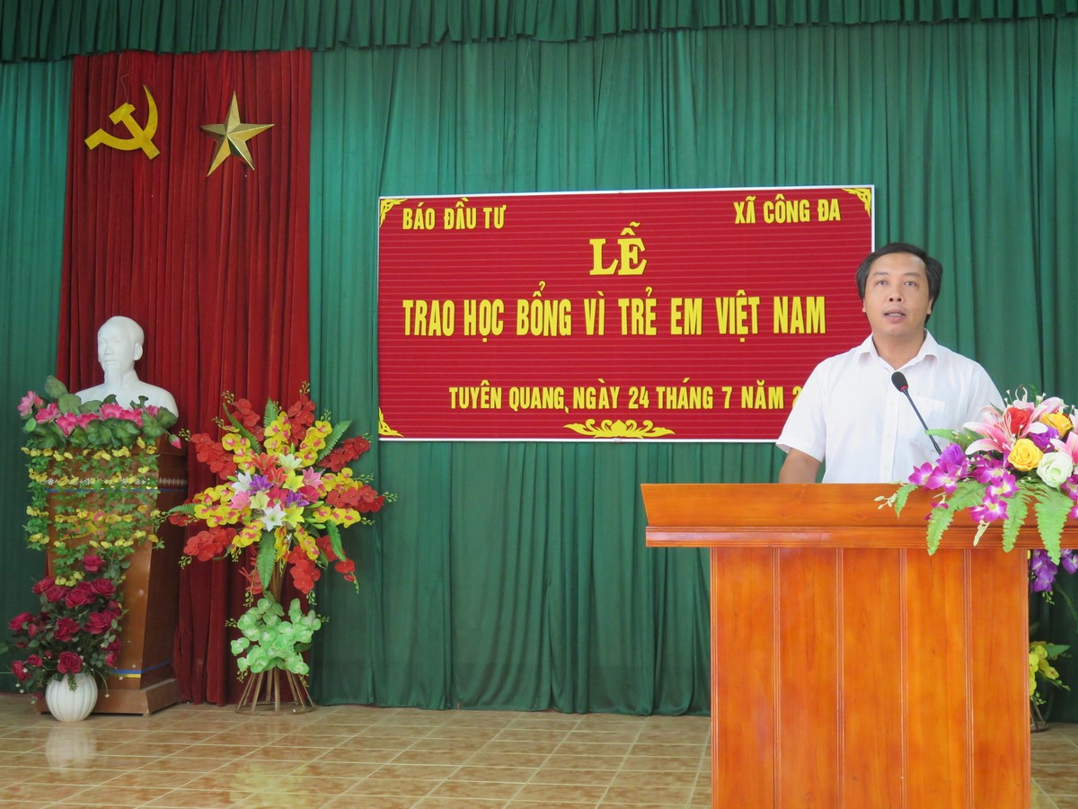 Báo đầu tư trao 70 suất học bổng trong chuyến hành hương về “Thủ đô khu giải phóng“ ảnh 1