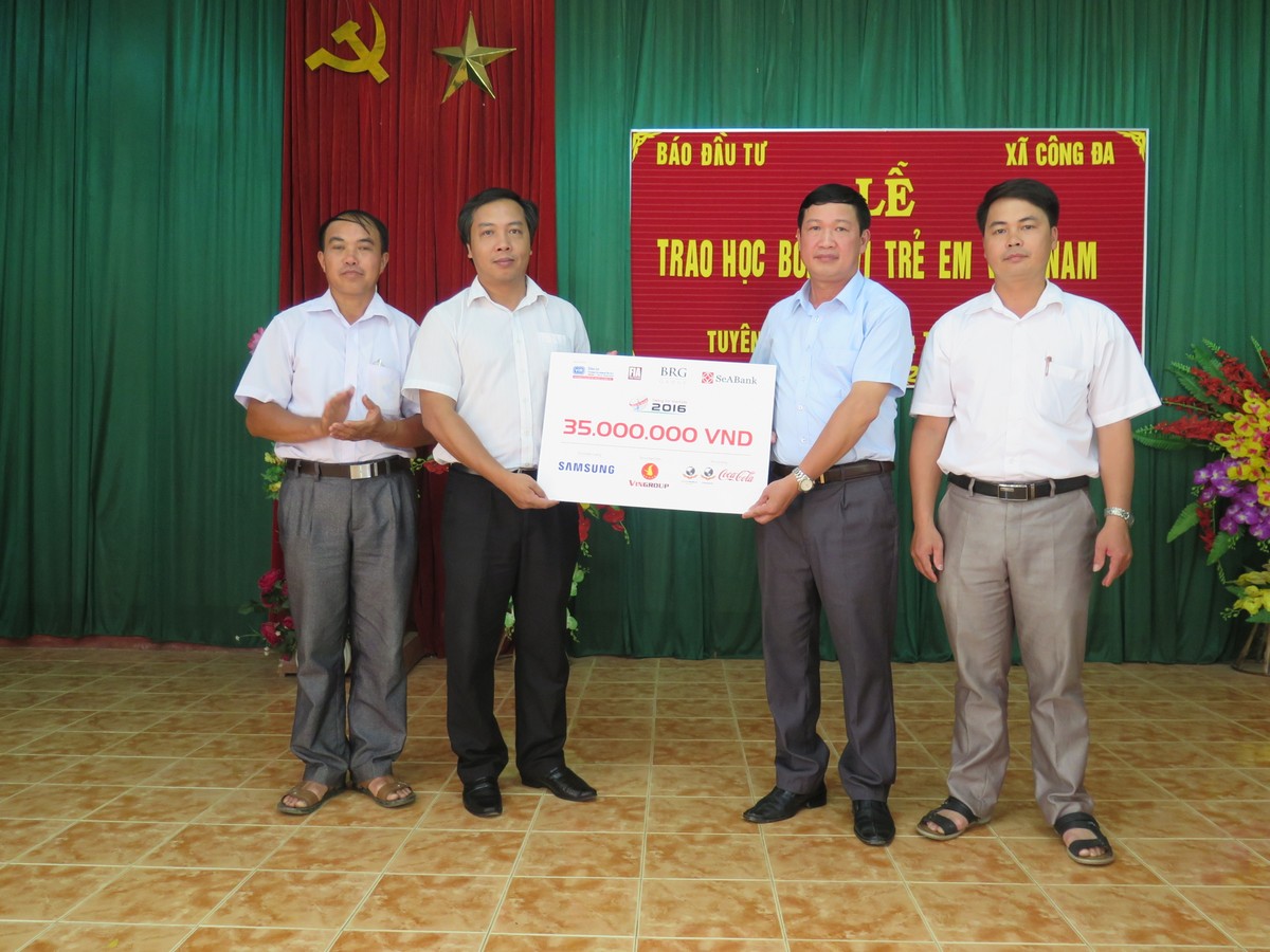 Báo đầu tư trao 70 suất học bổng trong chuyến hành hương về “Thủ đô khu giải phóng“ ảnh 2