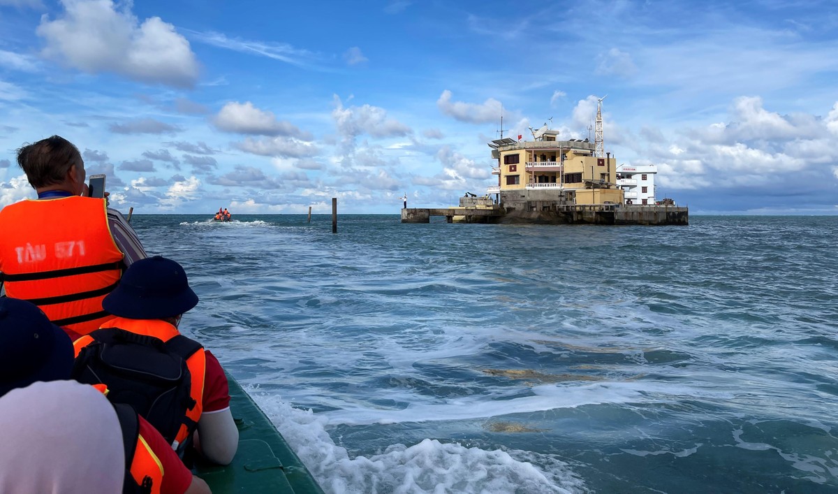 Di chuyển bằng ca nô từ tàu vào đảo chìm Di chuyển bằng ca nô từ tàu vào đảo chìm