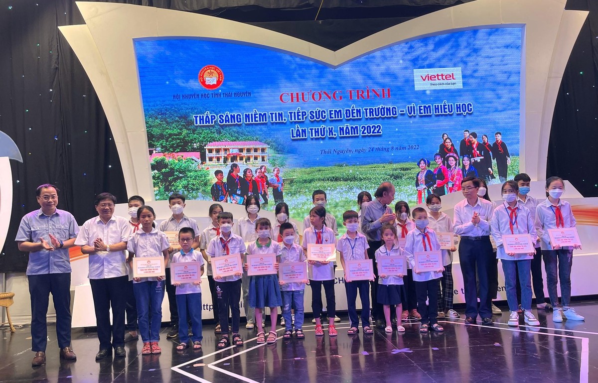 Đại diện Báo Đầu tư cùng Quỹ Khuyến học Việt Nam trao học bổng tại Chương trình