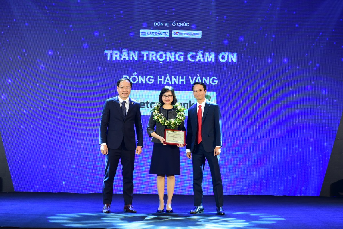 Ông Đặng Tuấn Khánh (bên trái), Ủy viên Ban Biên tập Báo Đầu tư và Ông Trương Minh Tiến, Giám đốc điều hành Viet Research (bên phải) trao kỷ niệm chương cho Nhà đồng hành Vàng - Vietcombank, của chương trình bình chọn Ông Đặng Tuấn Khánh (bên trái), Ủy viên Ban Biên tập Báo Đầu tư và Ông Trương Minh Tiến, Giám đốc điều hành Viet Research (bên phải) trao kỷ niệm chương cho Nhà đồng hành Vàng - Vietcombank, của chương trình bình chọn