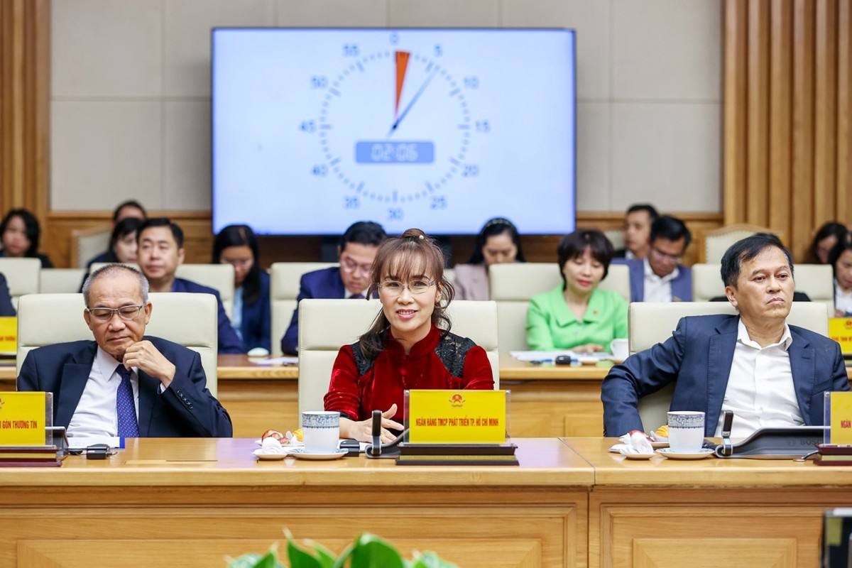 Bà Nguyễn Thị Phương Thảo (giữa), Phó Chủ tịch thường trực HDQT HDBank và lãnh đạo các doanh nghiệp dự hội nghị