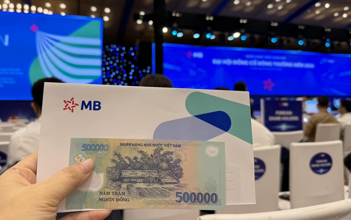 Cổ đông tham dự được nhận quà (ảnh: CTV) Cổ đông tham dự được nhận quà (ảnh: CTV)