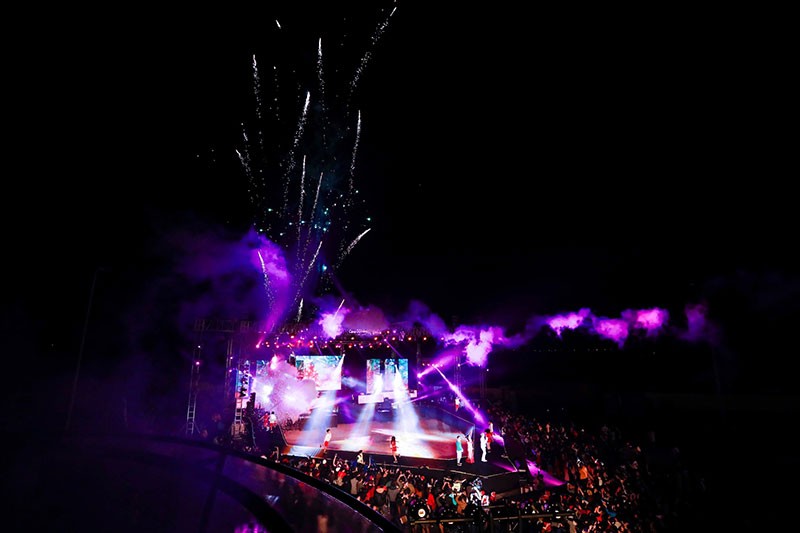 Đà Nẵng đón Noel lung linh với cây thông pha lê cao kỷ lục ảnh 2 Đà Nẵng đón Noel lung linh với cây thông pha lê cao kỷ lục ảnh 2