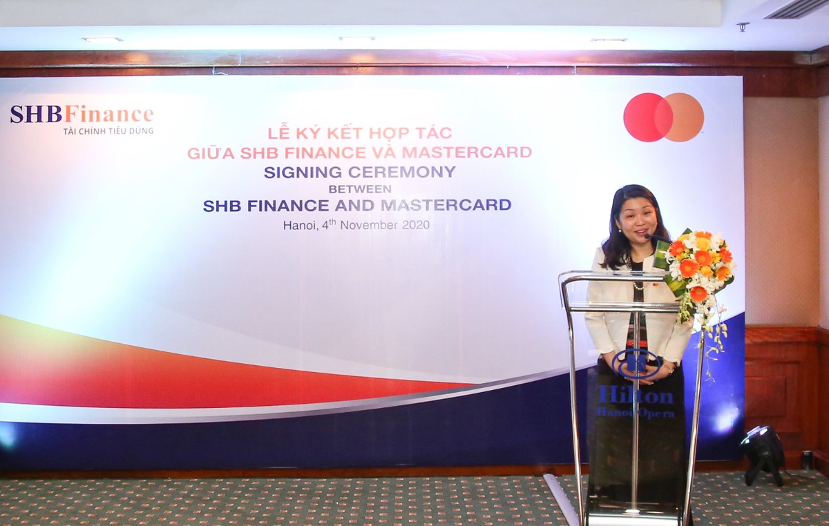 Bà Winnie Wong, đại diện của MasterCard phát biểu Bà Winnie Wong, đại diện của MasterCard phát biểu