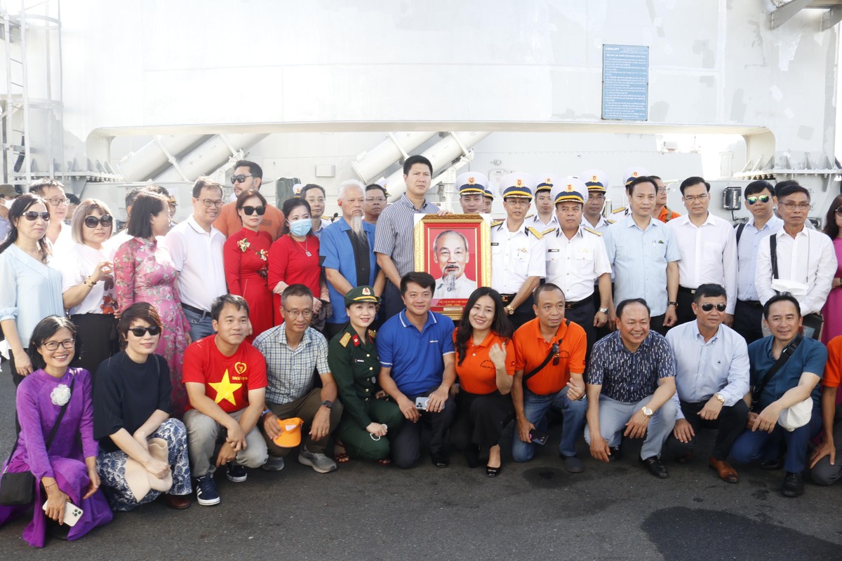 Đồng chí Nguyễn Quế Lâm, Vụ trưởng Vụ Thông tin đối ngoại và Hợp tác quốc tế tặng bức ảnh Bác Hồ cho Nhà máy X52. Đồng chí Nguyễn Quế Lâm, Vụ trưởng Vụ Thông tin đối ngoại và Hợp tác quốc tế tặng bức ảnh Bác Hồ cho Nhà máy X52.