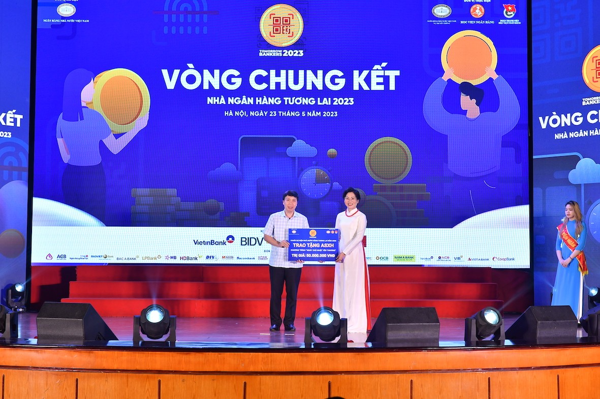 Vụ trưởng Vụ Truyền thông NHNN Lê Thị Thuý Sen trao tặng biểu trưng hỗ trợ chương trình từ thiện “Ngày Chủ nhật yêu thương” - hoạt động hàng tháng do Ủy ban xã hội của Quốc hội phối hợp với Ngân hàng Nhà nước Việt Nam, Bệnh viện tim Hà Nội triển khai.