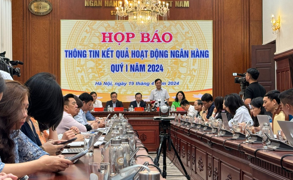 Ông Đào Xuân Tuấn, Vụ trưởng Vụ Quản lý ngoại hối, Ngân hàng Nhà nước phát biểu tại Họp báo. Ông Đào Xuân Tuấn, Vụ trưởng Vụ Quản lý ngoại hối, Ngân hàng Nhà nước phát biểu tại Họp báo.