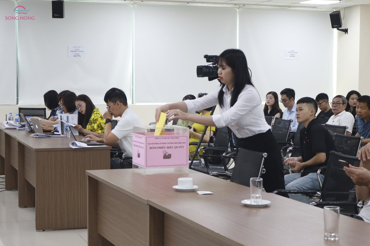 Cổ đông bỏ phiếu biểu quyết tại đại hội