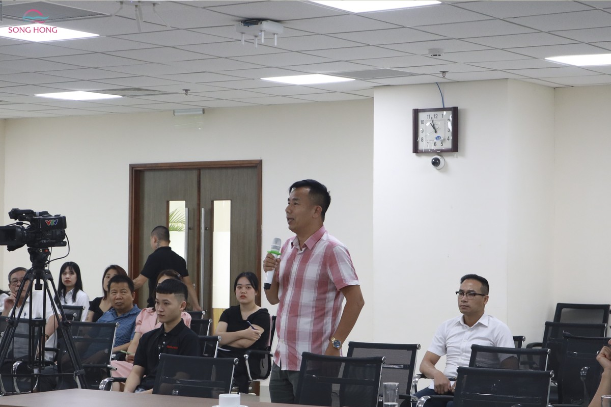 Cổ đông đặt câu hỏi tại đại hội