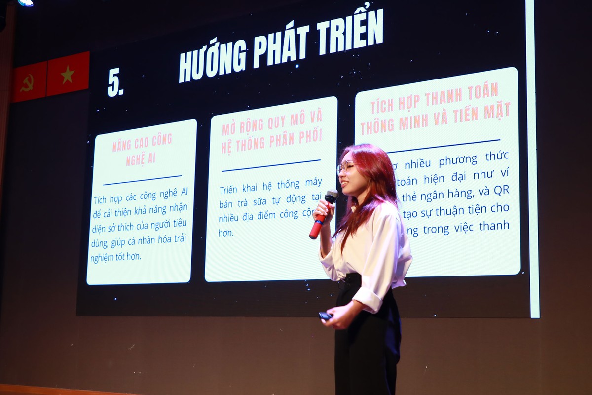 Sinh viên UEH trình bày dự án Máy bán trà sữa tự động