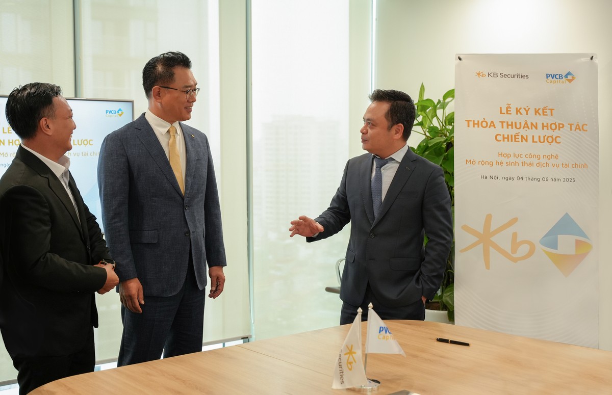 Ông Trần Quang Vinh (ngoài cùng bên phải) – Giám đốc PVCB Capital cũng chia sẻ việc hợp tác là bước đi chiến lược quan trọng với cả hai phía