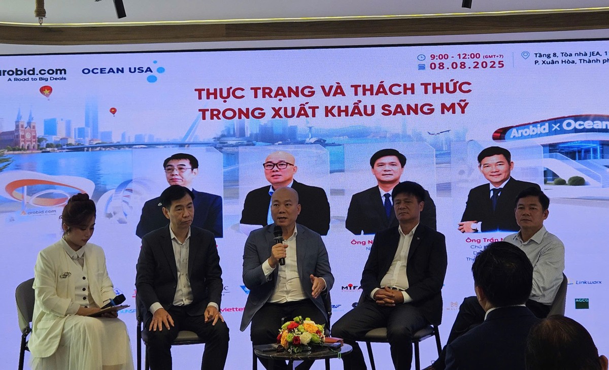 Các diễn giả trao đổi tại Tọa đàm. Các diễn giả trao đổi tại Tọa đàm.