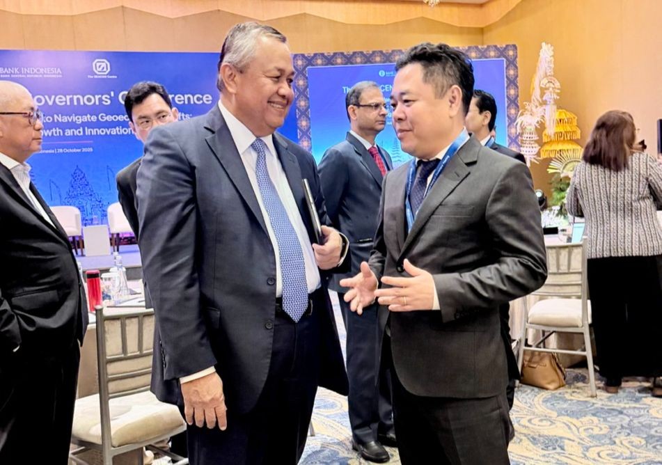 Thống đốc NHTW Indonesia Perry Warjiyo và Phó Thống đốc Nguyễn Ngọc Cảnh trao đổi song phương bên lề Hội nghị Thống đốc NHTW Indonesia Perry Warjiyo và Phó Thống đốc Nguyễn Ngọc Cảnh trao đổi song phương bên lề Hội nghị