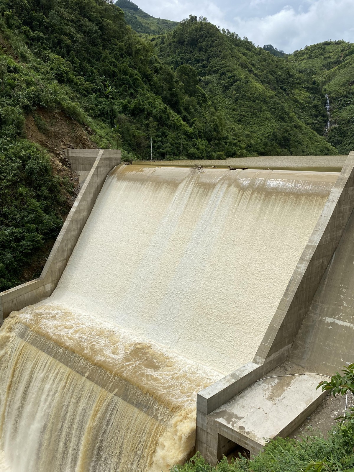 Để thực hiện hoàn thành dự án, chủ đầu tư đã tiến hành thi công làm mới gần 15 km đường vận hành và hệ thống đường nhánh phục vụ vận tải thi công trong nội bộ công trường, khoan đào 9,6 km hầm dẫn nước.