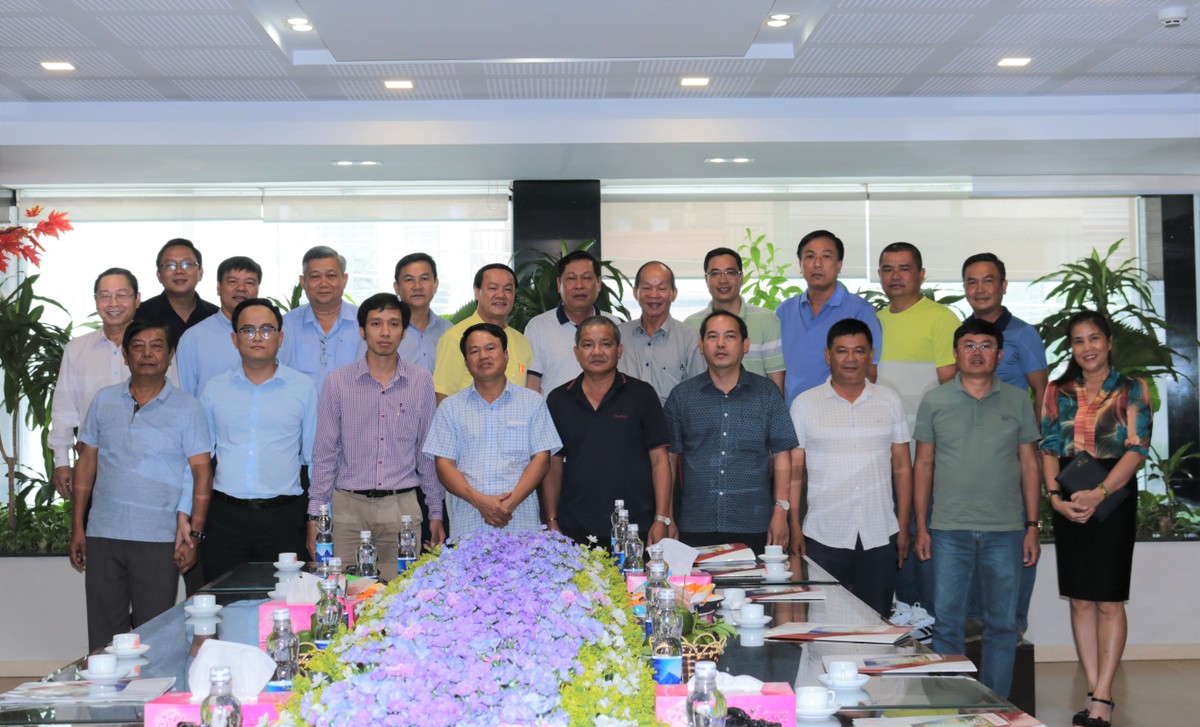 Lãnh đạo Tập đoàn Sao Mai và lãnh đạo tỉnh Đăk Nông chụp ảnh lưu niệm