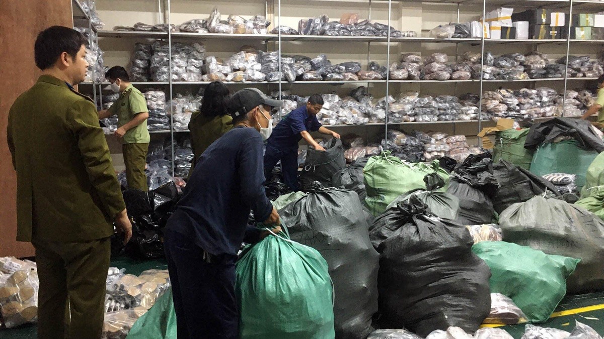 Hàng vạn sản phẩm giày dép giả các nhãn hiệu bị phát hiện Hàng vạn sản phẩm giày dép giả các nhãn hiệu bị phát hiện