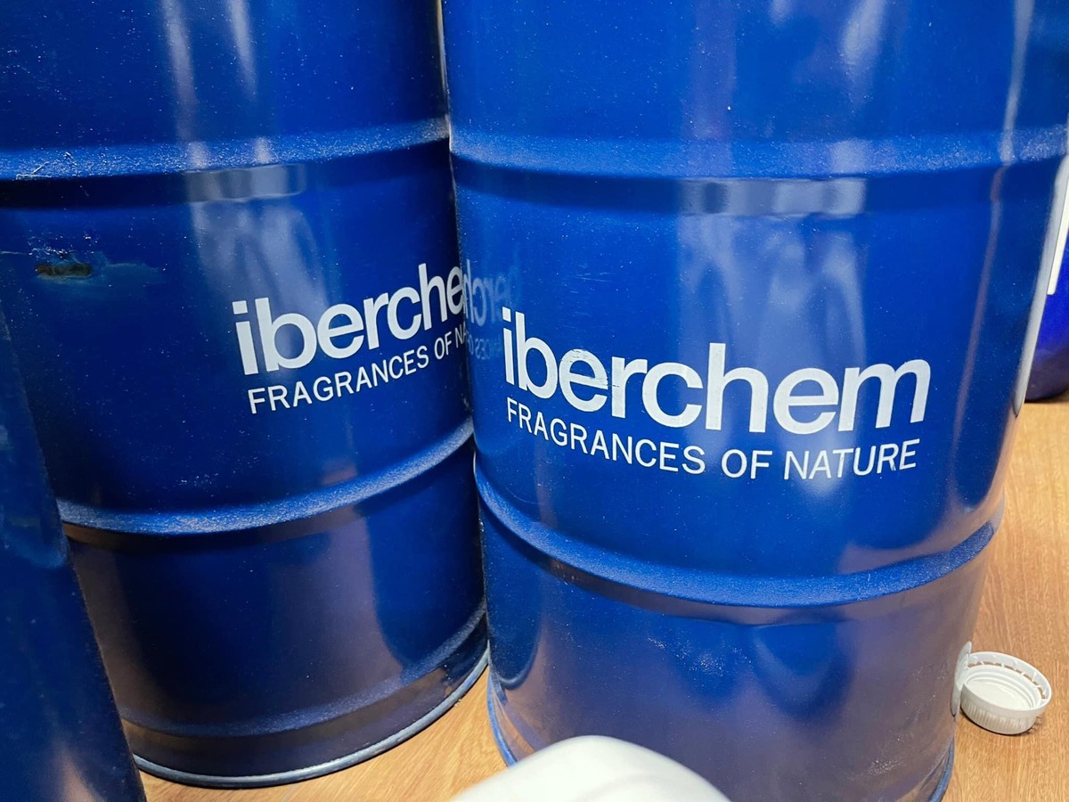 Thu giữ rất nhiều nguyên vật liệu, hóa chất phục vụ cho quá trình sản xuất.