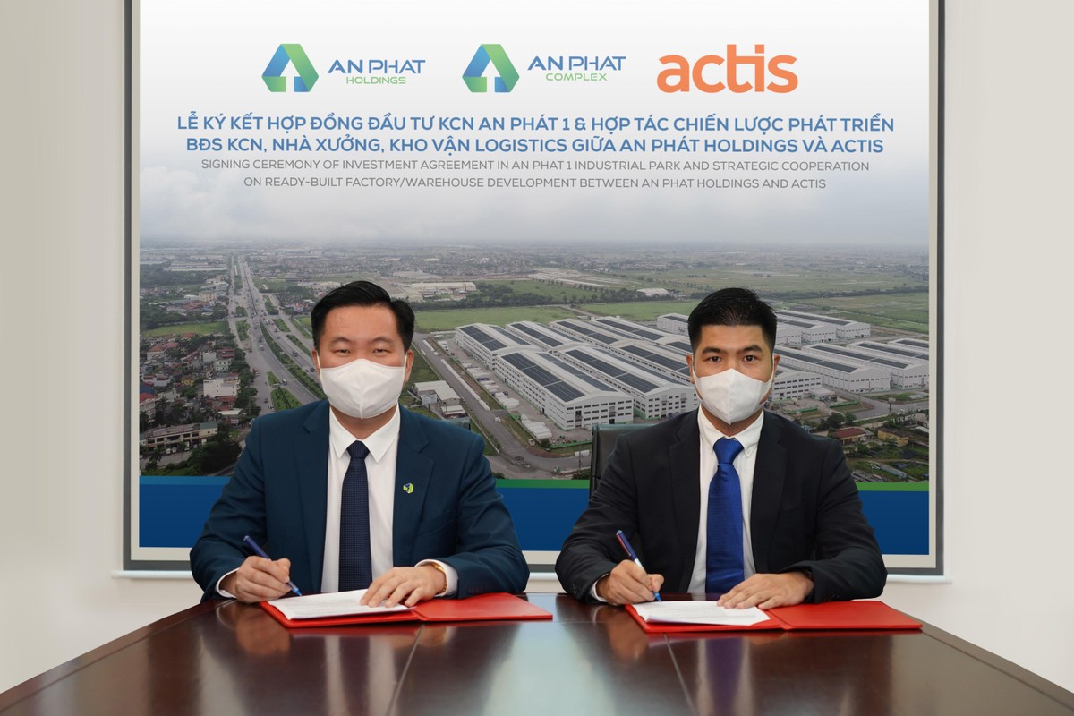 Ông Phạm Văn Tuấn (trái), Phó tổng giám đốc An Phát Holdings kí kết hợp tác với Actis. Ông Phạm Văn Tuấn (trái), Phó tổng giám đốc An Phát Holdings kí kết hợp tác với Actis.