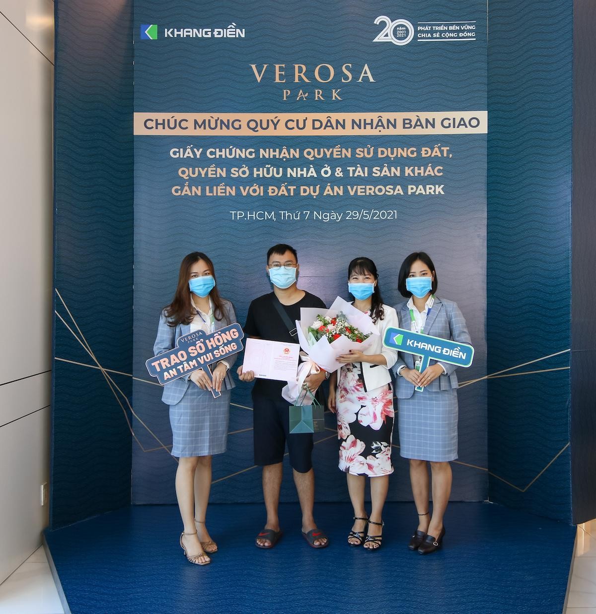 Cư dân Verosa Park nhận sổ hồng từ đại diện của chủ đầu tư. Cư dân Verosa Park nhận sổ hồng từ đại diện của chủ đầu tư.