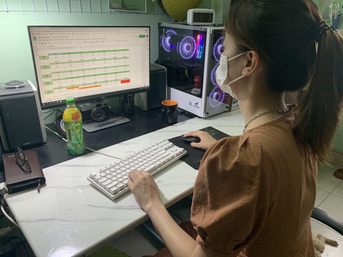 Làm việc tại nhà là hình ảnh quen thuộc tại mỗi gia đình, xóm trọ thời giãn cách. Làm việc tại nhà là hình ảnh quen thuộc tại mỗi gia đình, xóm trọ thời giãn cách.