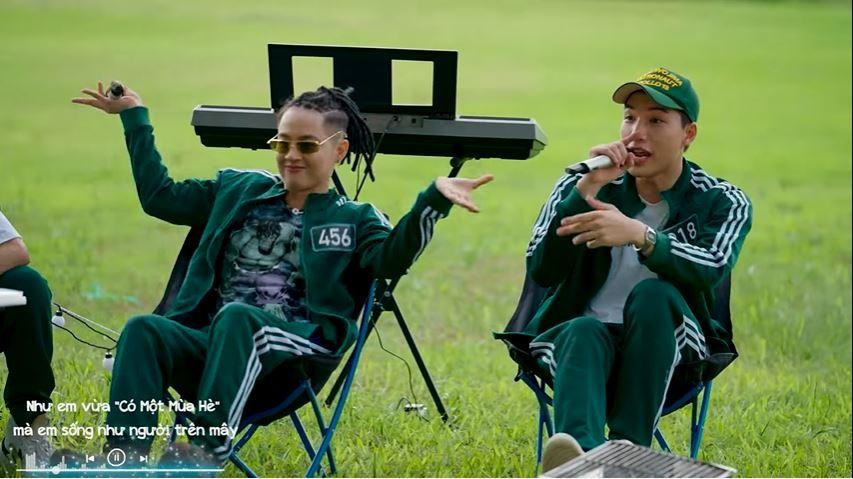 Vừa chill khi được giải tỏa căng thẳng ngoài trời bằng âm nhạc, Thanh Duy, DTAP cùng Lăng LD tự nhóm lửa, nướng thịt xiên để phục vụ cho buổi cắm trại.