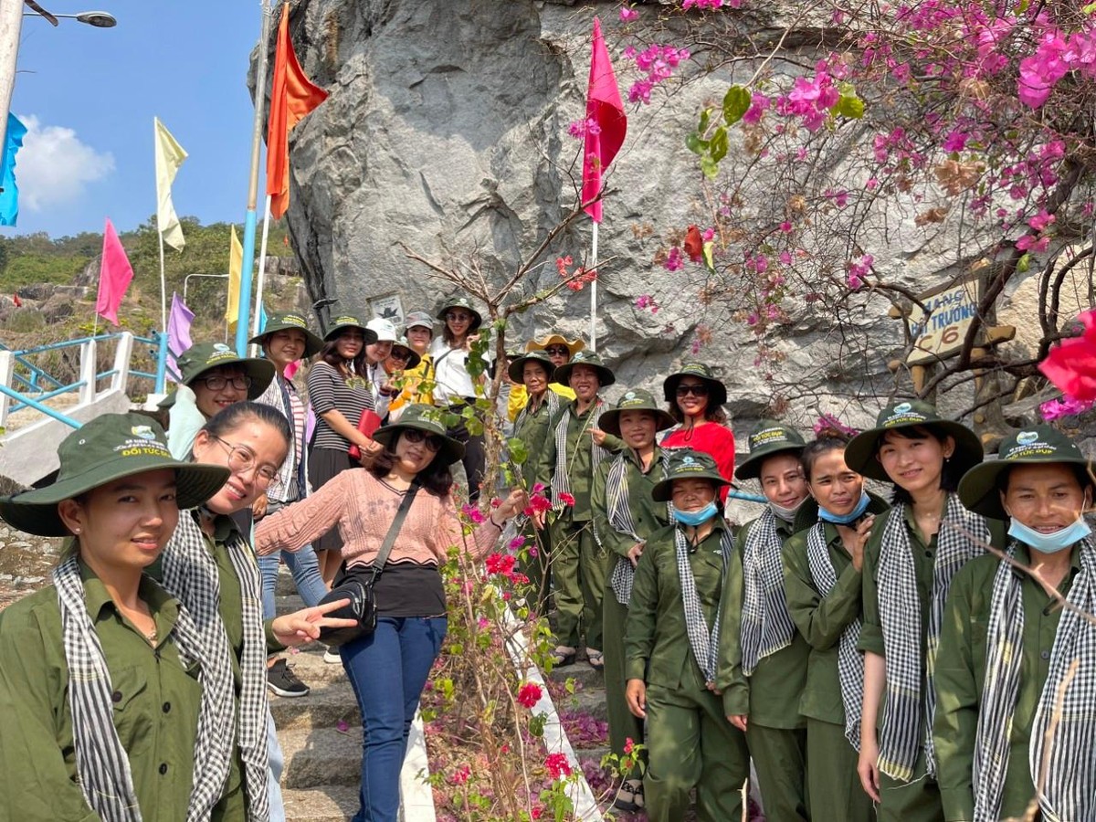 Đoàn khách hóa thân thành các cô thanh niên xung phong kiên cường. Đoàn khách hóa thân thành các cô thanh niên xung phong kiên cường.