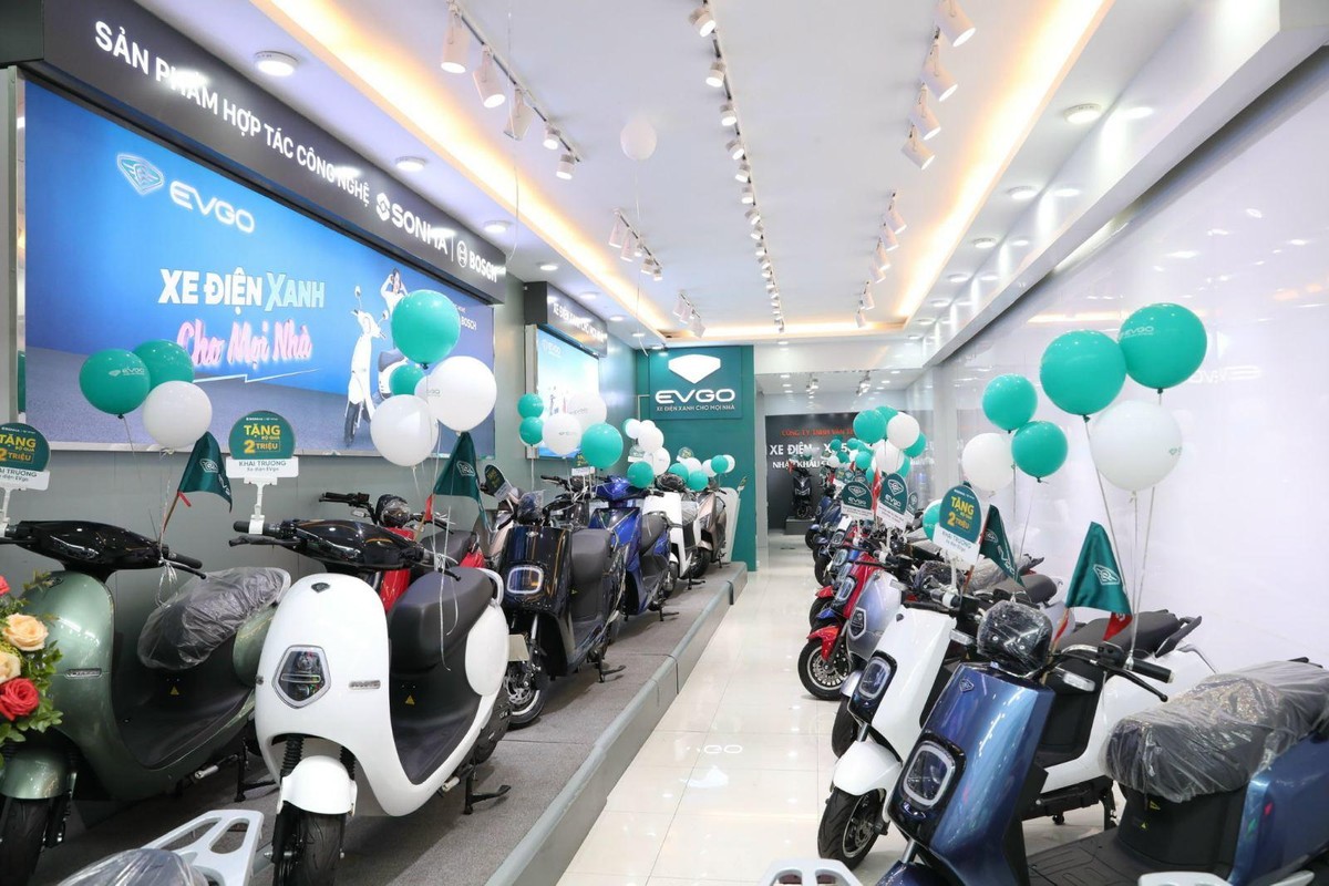 Một số doanh nghiệp đã tiên phong trong xu thế chuyển sang sản xuất, lắp ráp xe máy điện như Sơn Hà với thương hiệu xe EVgo. Một số doanh nghiệp đã tiên phong trong xu thế chuyển sang sản xuất, lắp ráp xe máy điện như Sơn Hà với thương hiệu xe EVgo.