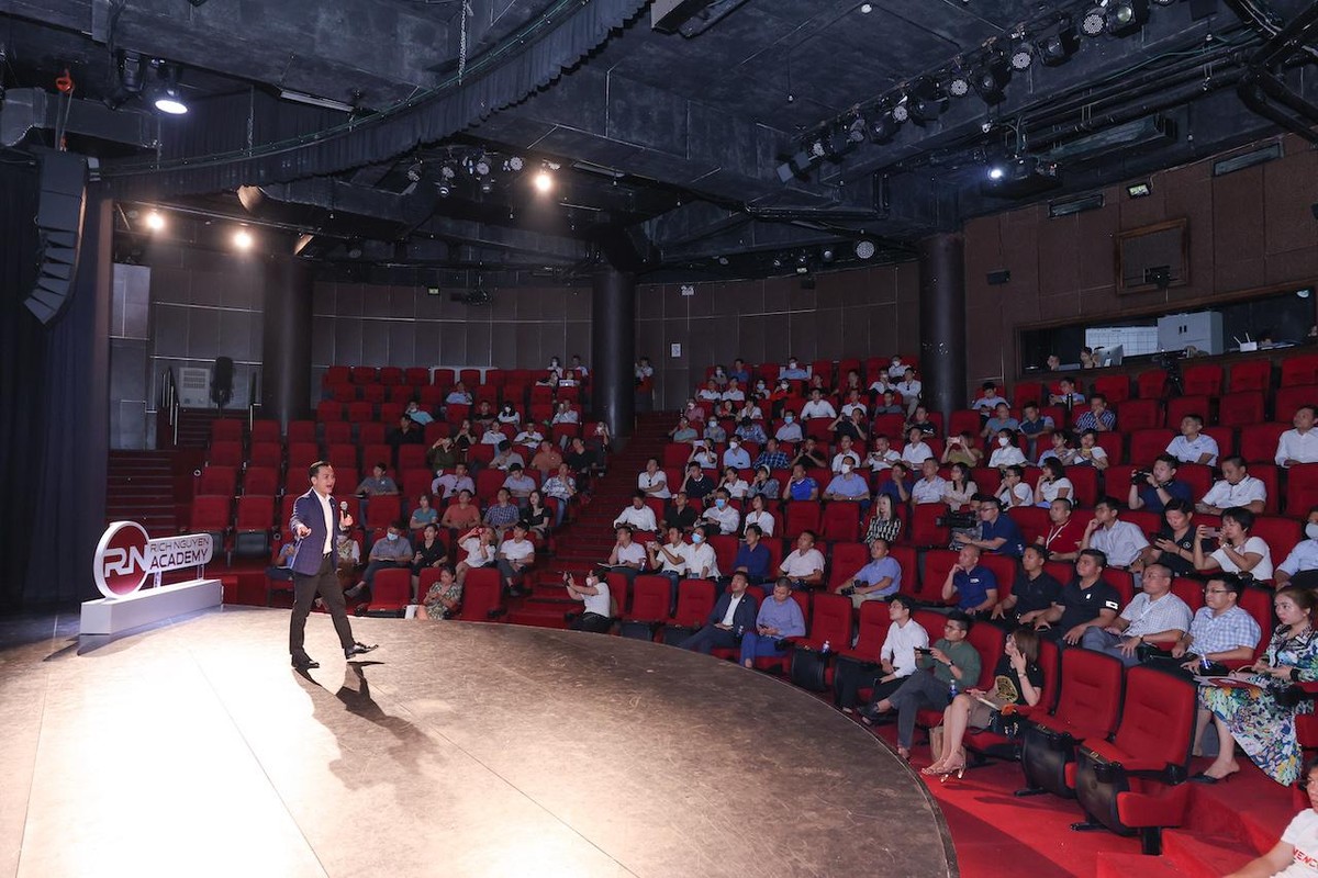 Ông Rich Nguyen chia sẻ với nhà đầu tư về các chính sách tác động tới thị trường BĐS.