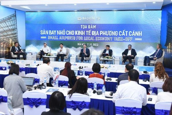 Các đại biểu tham dự tọa đàm "Sân bay nhỏ cho kinh tế địa phương cất cánh" do Báo Đầu tư tổ chức ngày 11/10. Các đại biểu tham dự tọa đàm "Sân bay nhỏ cho kinh tế địa phương cất cánh" do Báo Đầu tư tổ chức ngày 11/10.