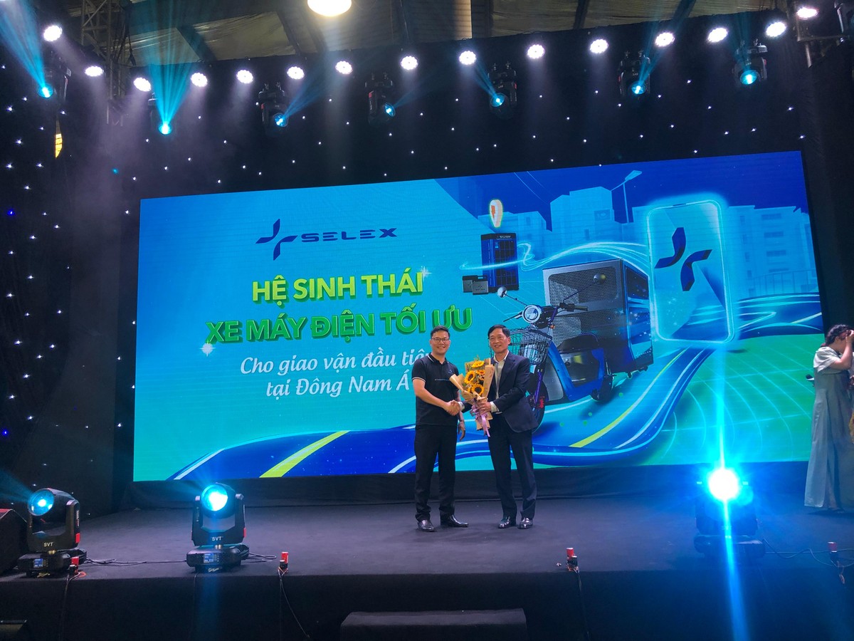 CEO Selex Motors Nguyễn Hữu Phước Nguyên cảm ơn Thứ trưởng Bộ Khoa học và Công nghệ Trần Văn Tùng đã hỗ trợ Selex Motors từ những ngày đầu khởi nghiệp. CEO Selex Motors Nguyễn Hữu Phước Nguyên cảm ơn Thứ trưởng Bộ Khoa học và Công nghệ Trần Văn Tùng đã hỗ trợ Selex Motors từ những ngày đầu khởi nghiệp.