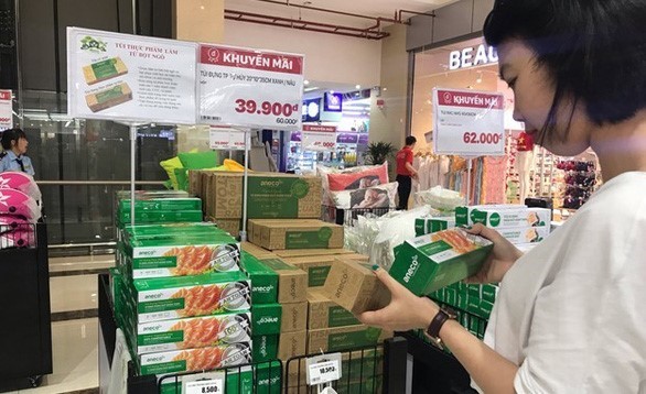 Sản phẩm phân hủy sinh học có khả năng thay thế các sản phẩm truyền thống nhờ tính thân thiện môi trường, an toàn cho sức khỏe của người tiêu dùng. Sản phẩm phân hủy sinh học có khả năng thay thế các sản phẩm truyền thống nhờ tính thân thiện môi trường, an toàn cho sức khỏe của người tiêu dùng.