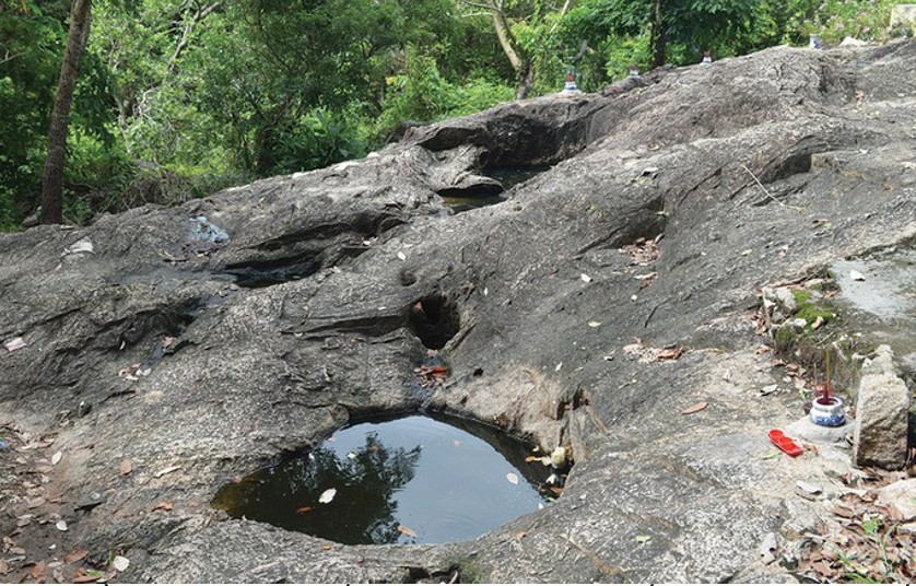 Người ta nói rằng, nước trong các giếng này chưa bao giờ vực xuống dù trên núi có khô đến đâu. Người ta nói rằng, nước trong các giếng này chưa bao giờ vực xuống dù trên núi có khô đến đâu.