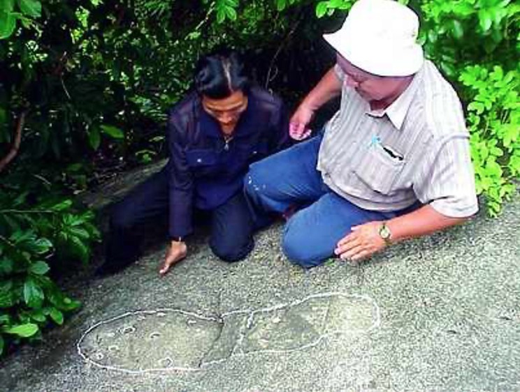 KTS Võ Xên đang khảo sát dấu chân tiên trên núi Cô Tô. Bà con quanh vùng cho biết “nó đã xuất hiện từ cả trăm năm nay”. KTS Võ Xên đang khảo sát dấu chân tiên trên núi Cô Tô. Bà con quanh vùng cho biết “nó đã xuất hiện từ cả trăm năm nay”.