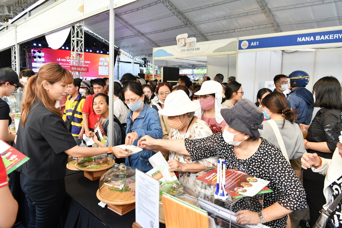 Du khách thưởng thức món ngon cùng bánh mì. Du khách thưởng thức món ngon cùng bánh mì.