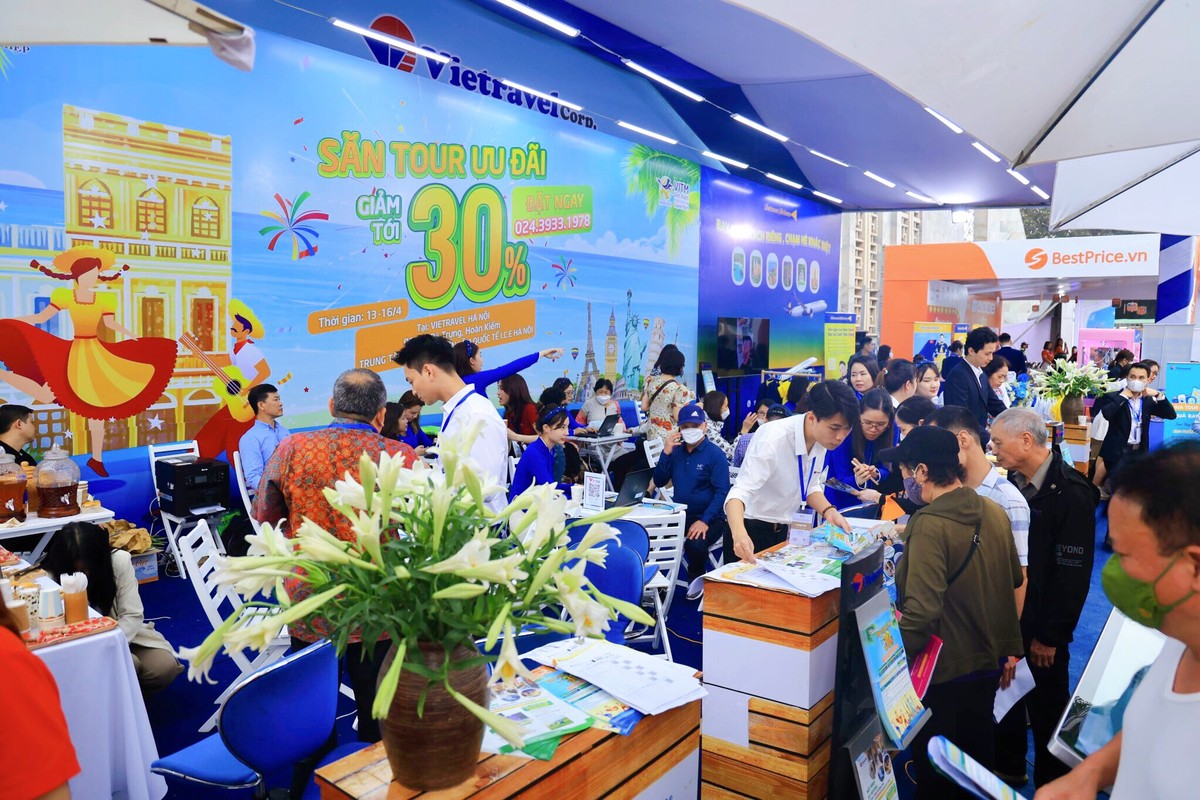 Đông đảo khách hàng chọn tour du lịch hè tại VITM với giá giảm sâu đến 30%. Đông đảo khách hàng chọn tour du lịch hè tại VITM với giá giảm sâu đến 30%.