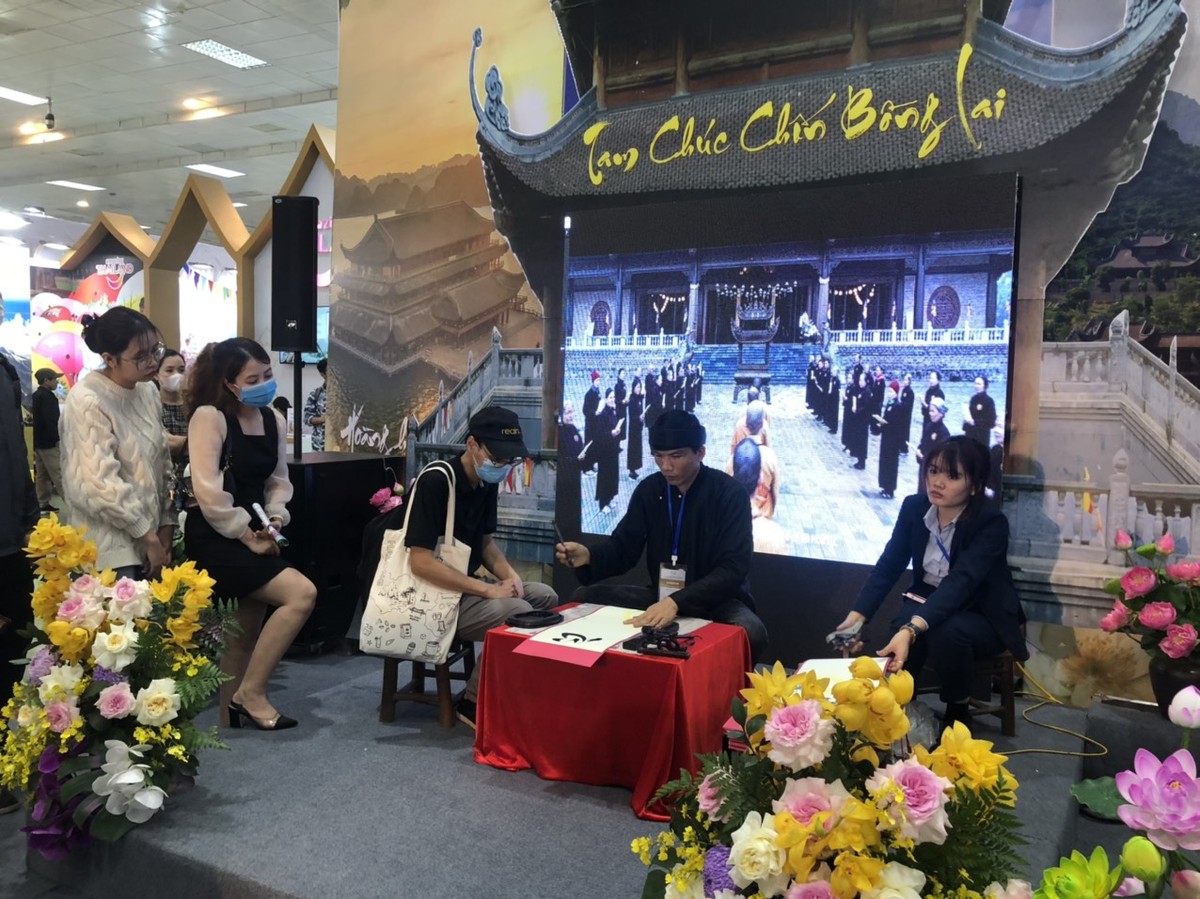 Hoạt động viết chữ tặng khách tại gian hàng du lịch Tam Chúc- Ninh Bình. Ảnh Hải Minh. Hoạt động viết chữ tặng khách tại gian hàng du lịch Tam Chúc- Ninh Bình. Ảnh Hải Minh.