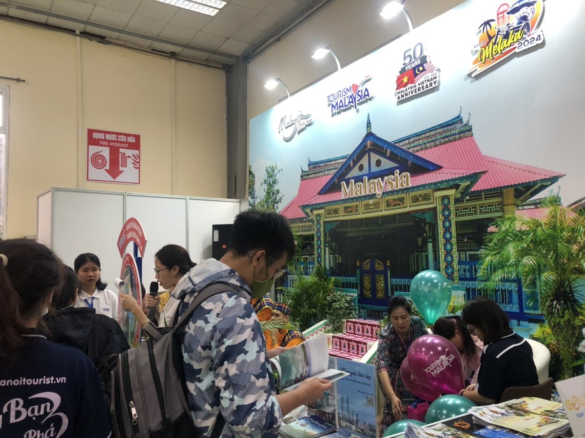 Khách hàng săn tour ưu đãi du lịch Malaysia. Ảnh Hải Minh Khách hàng săn tour ưu đãi du lịch Malaysia. Ảnh Hải Minh