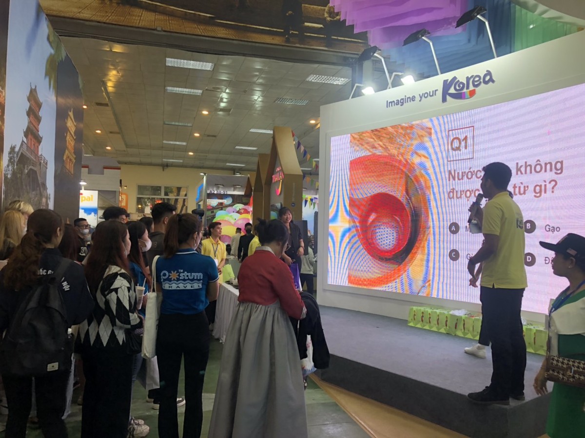 Gian hàng của Tổng cục Du lịch Hàn Quốc thu hút đông đảo du khách với game hấp dẫn. Gian hàng của Tổng cục Du lịch Hàn Quốc thu hút đông đảo du khách với game hấp dẫn.