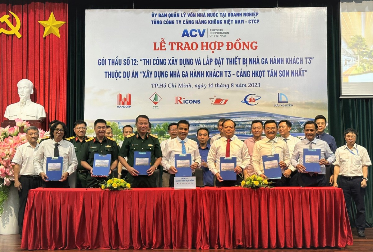 Đại diện chủ đầu tư và các nhà thầu tại lễ trao gói thầu xây dựng, lắp đặt thiết bị Nhà ga T3 sân bay Tân Sơn Nhất. Đại diện chủ đầu tư và các nhà thầu tại lễ trao gói thầu xây dựng, lắp đặt thiết bị Nhà ga T3 sân bay Tân Sơn Nhất.