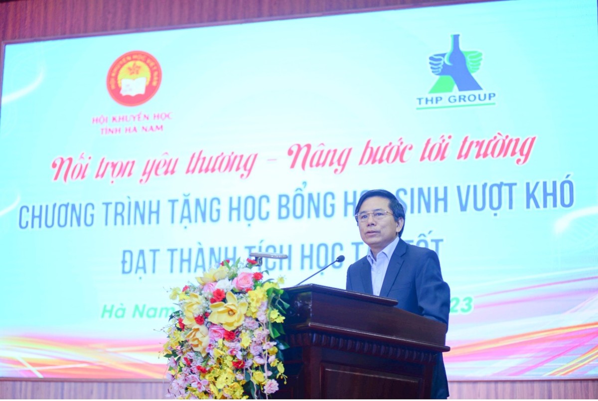 Ông Trần Xuân Dưỡng, Phó Chủ tịch UBND Tỉnh Hà Nam phát biểu tại chương trình trao học bổng.