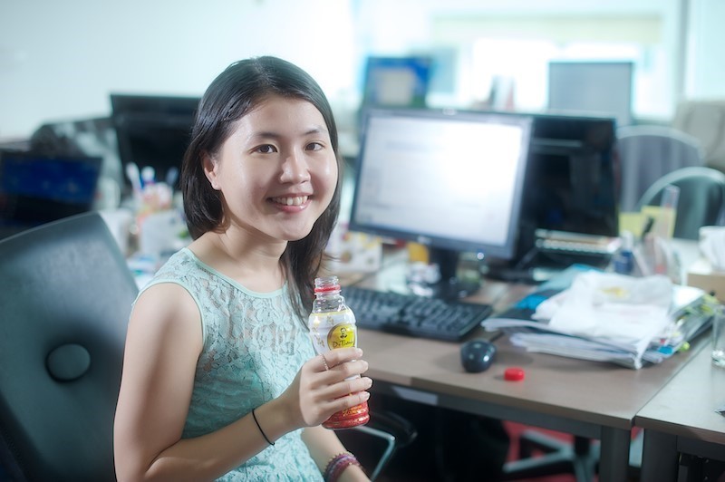 Nhiều người trẻ ưu tiên sử dụng Trà thanh nhiệt Dr Thanh để thanh lọc, làm mát cơ thể khỏi nóng trong người do áp lực công việc, thiếu ngủ và thường xuyên sử dụng đồ ăn nhanh dịp cuối năm. Nhiều người trẻ ưu tiên sử dụng Trà thanh nhiệt Dr Thanh để thanh lọc, làm mát cơ thể khỏi nóng trong người do áp lực công việc, thiếu ngủ và thường xuyên sử dụng đồ ăn nhanh dịp cuối năm.