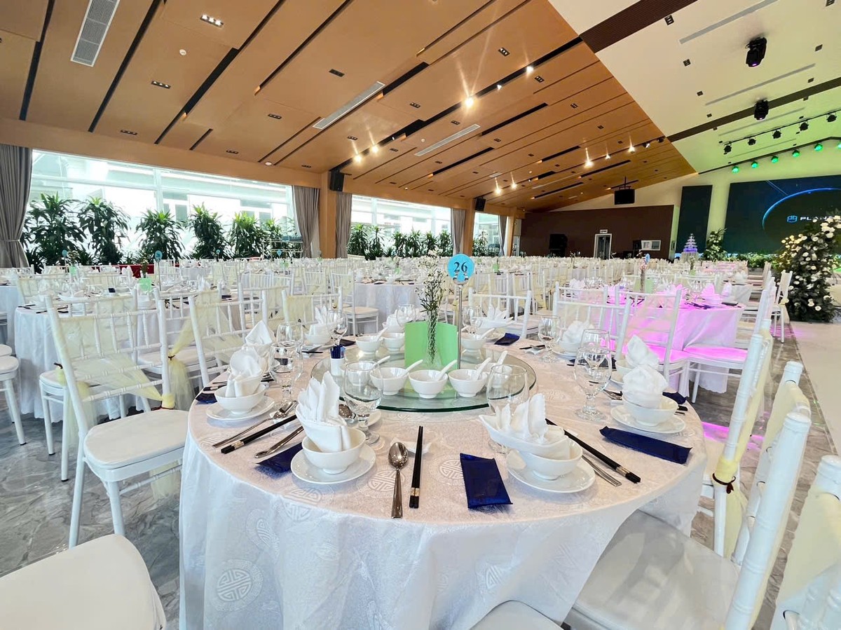 Phục vụ tiệc cưới 75 bàn vẫn vô tư, rộng rãi. Phục vụ tiệc cưới 75 bàn vẫn vô tư, rộng rãi.