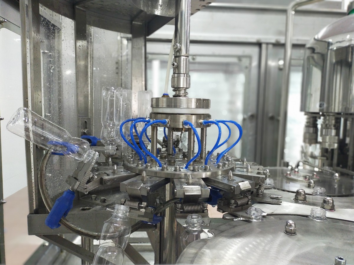 Hệ thống chiết rót chai nước uống thiên nhiên An Hảo. Hệ thống chiết rót chai nước uống thiên nhiên An Hảo.