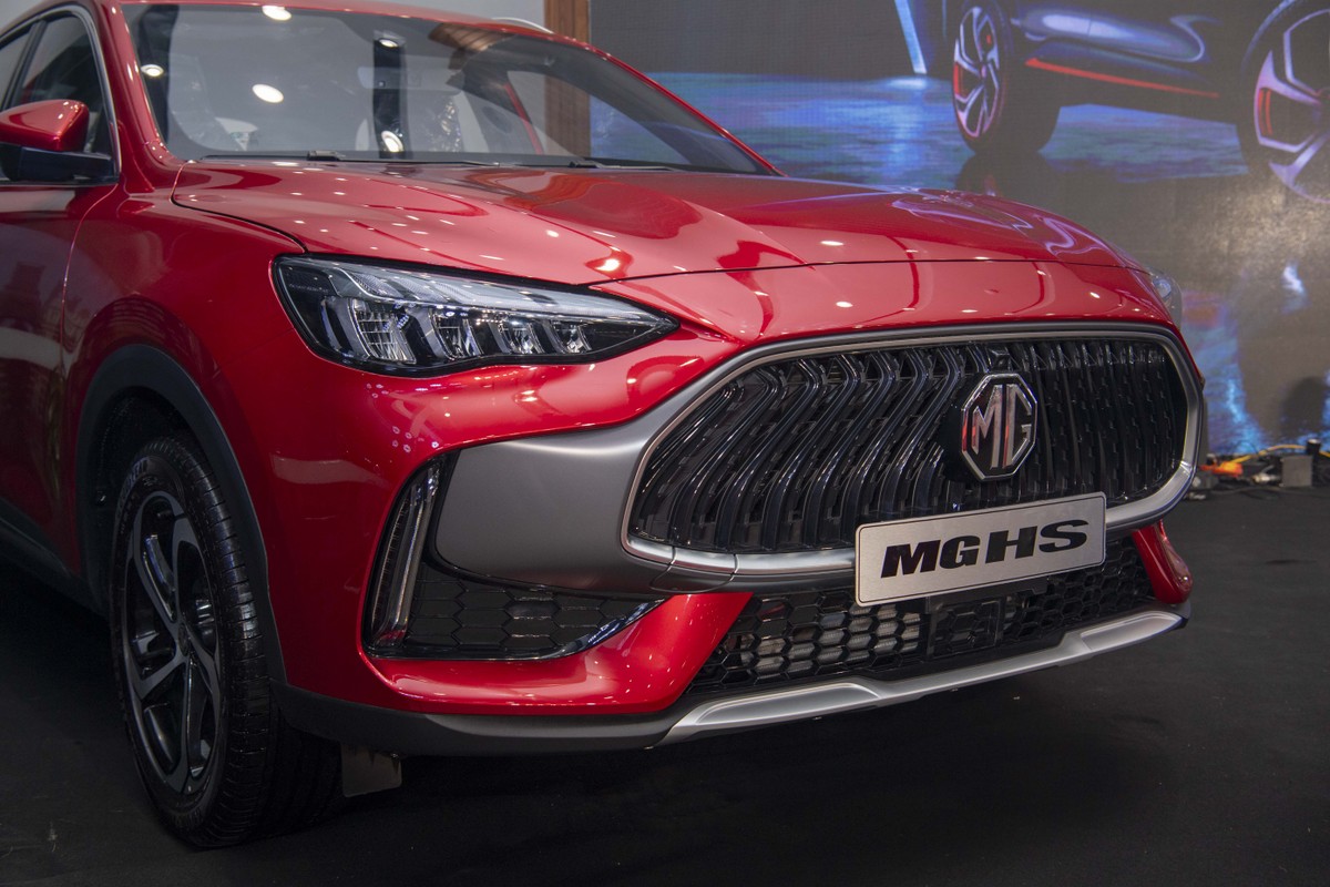 Hệ thống đèn chiếu sáng sử dụng bóng đèn pha full LED; đèn pha và đèn hậu được thiết kế với tổng cộng 22 hoạ tiết chế tác tỉ mỉ, trong đó cụm đèn hậu được trang bị 95 bóng LED tạo hiệu ứng 3 chiều. Hệ thống đèn chiếu sáng sử dụng bóng đèn pha full LED; đèn pha và đèn hậu được thiết kế với tổng cộng 22 hoạ tiết chế tác tỉ mỉ, trong đó cụm đèn hậu được trang bị 95 bóng LED tạo hiệu ứng 3 chiều.