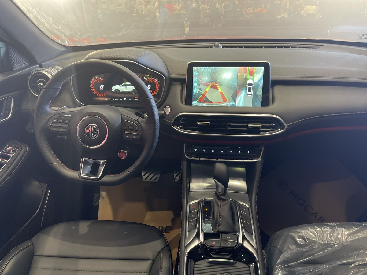 Về vận hành, MG HS 2024 được trang bị động cơ xăng tăng áp 4 xi-lanh, dung tích 1,5 lít, sản sinh công suất tối đa 173PS và mô-men xoắn cực đại 275Nm. Mức tiêu hao nhiên liệu 6,8 lít/100 km. Kết hợp với động cơ là hộp số ly hợp kép ướt 7 cấp, 3 chế độ vận hành. Về vận hành, MG HS 2024 được trang bị động cơ xăng tăng áp 4 xi-lanh, dung tích 1,5 lít, sản sinh công suất tối đa 173PS và mô-men xoắn cực đại 275Nm. Mức tiêu hao nhiên liệu 6,8 lít/100 km. Kết hợp với động cơ là hộp số ly hợp kép ướt 7 cấp, 3 chế độ vận hành.