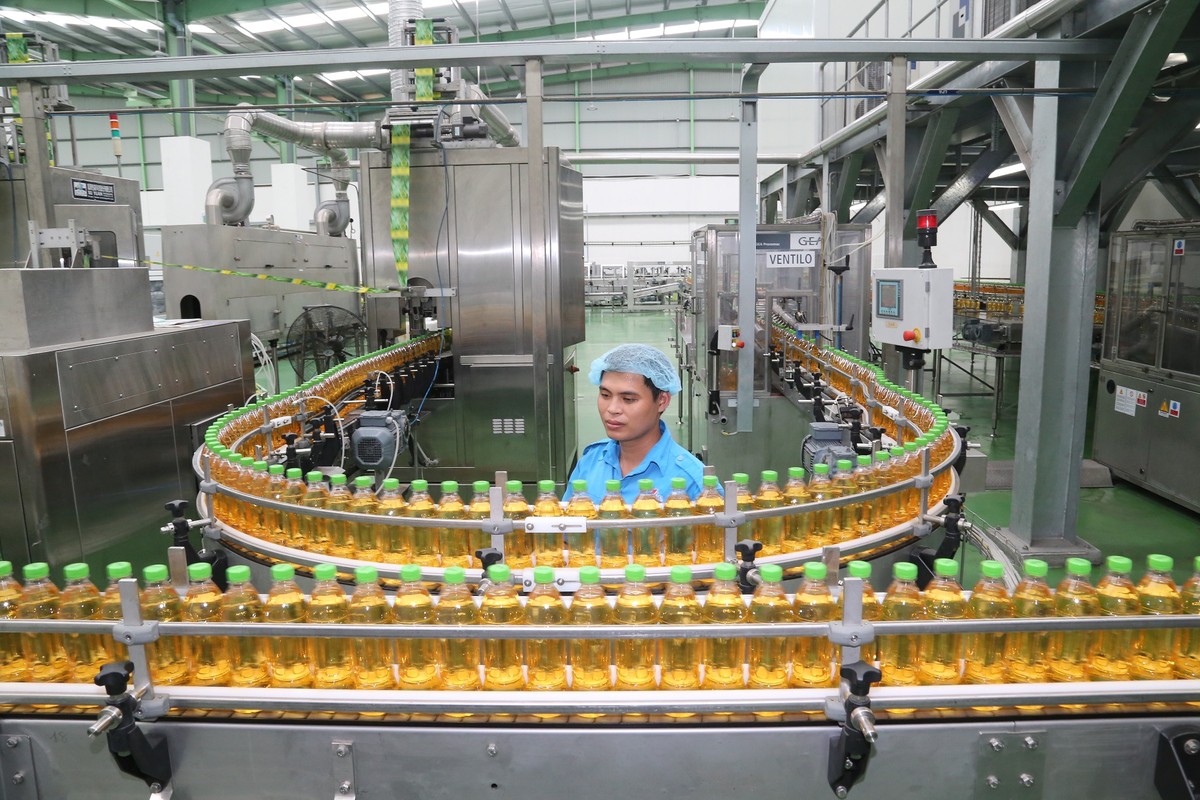 Với hệ thống 12 dây chuyền công nghệ chiết lạnh vô trùng Aseptic được chuyển giao trực tiếp từ Tập đoàn GEA, Tân Hiệp Phát trở thành doanh nghiệp tiên phong tại Việt Nam sở hữu và đưa công nghệ tối tân này vào hoạt động sản xuất, phát triển sản phẩm Việt Nam. Với hệ thống 12 dây chuyền công nghệ chiết lạnh vô trùng Aseptic được chuyển giao trực tiếp từ Tập đoàn GEA, Tân Hiệp Phát trở thành doanh nghiệp tiên phong tại Việt Nam sở hữu và đưa công nghệ tối tân này vào hoạt động sản xuất, phát triển sản phẩm Việt Nam.