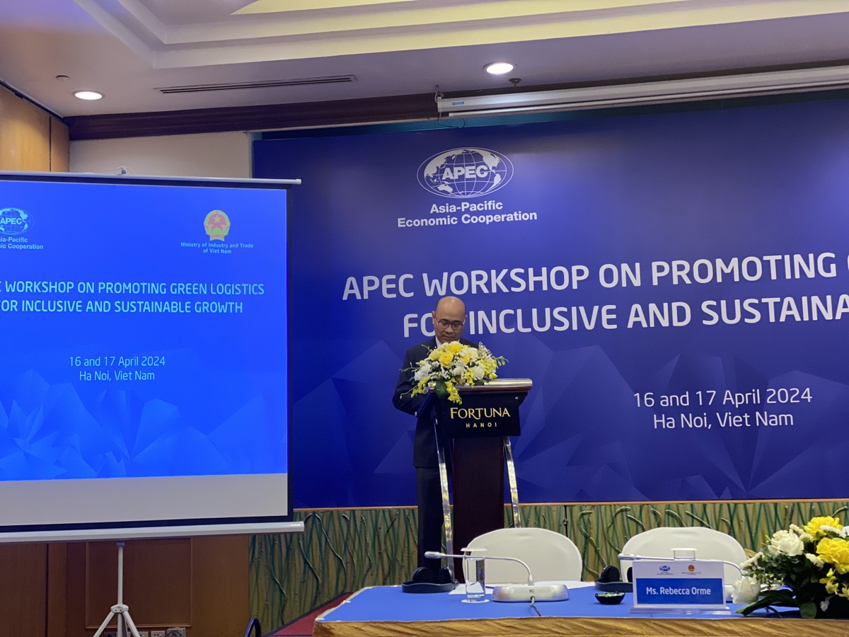 Ông Lương Hoàng Thái, Vụ trưởng Vụ Chính sách Thương mại đa biên, Bộ Công Thương cho biết tại Việt Nam khái niệm logistics xanh vẫn còn tương đối mới. Ông Lương Hoàng Thái, Vụ trưởng Vụ Chính sách Thương mại đa biên, Bộ Công Thương cho biết tại Việt Nam khái niệm logistics xanh vẫn còn tương đối mới.